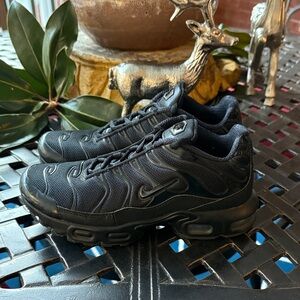 Nike Kids Black Sneakers - 3 Y - Good Condition